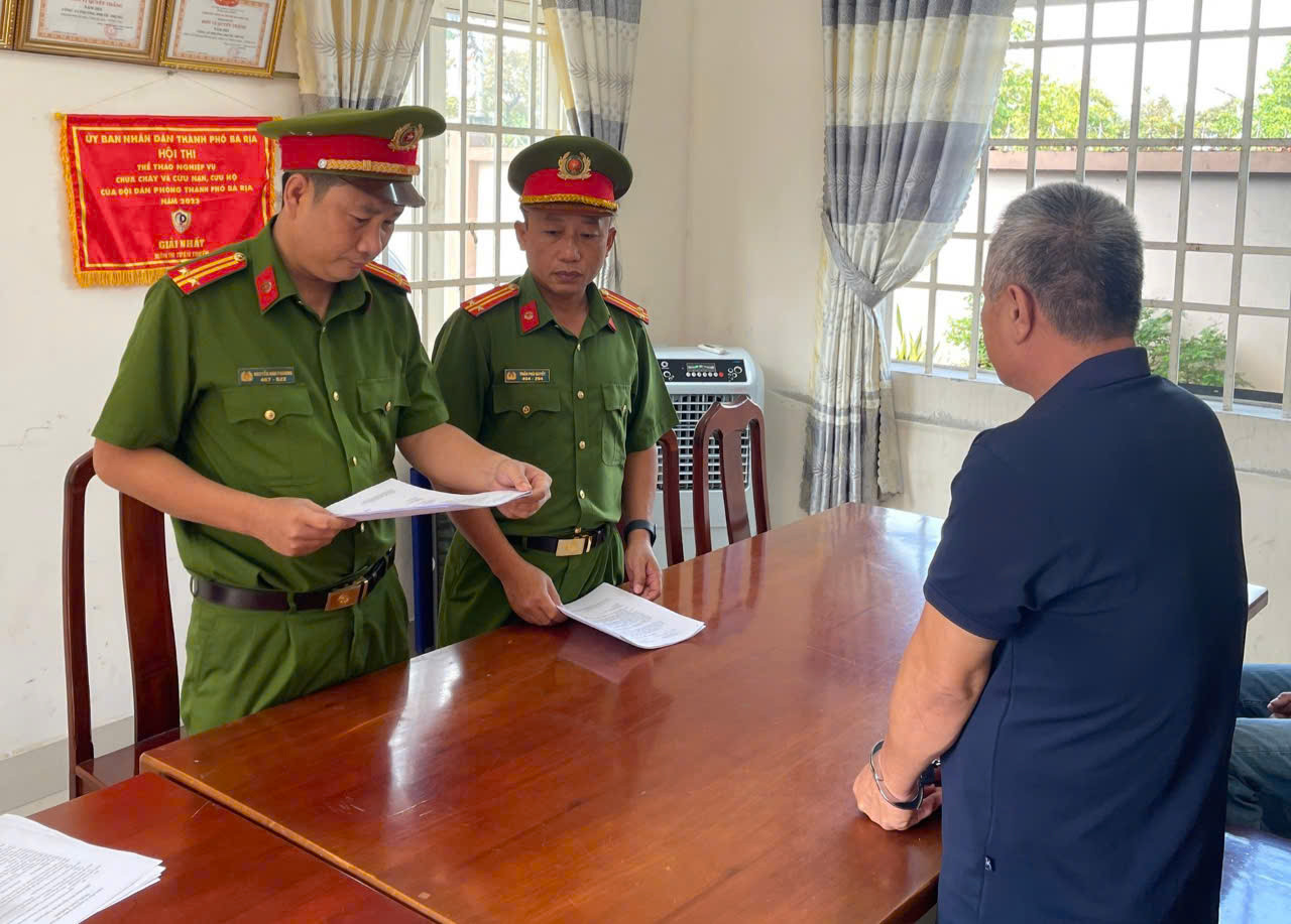 Cơ quan CSĐT Công an tỉnh Bà Rịa - Vũng Tàu tống đạt các quyết định đối với Phan Minh Lý.