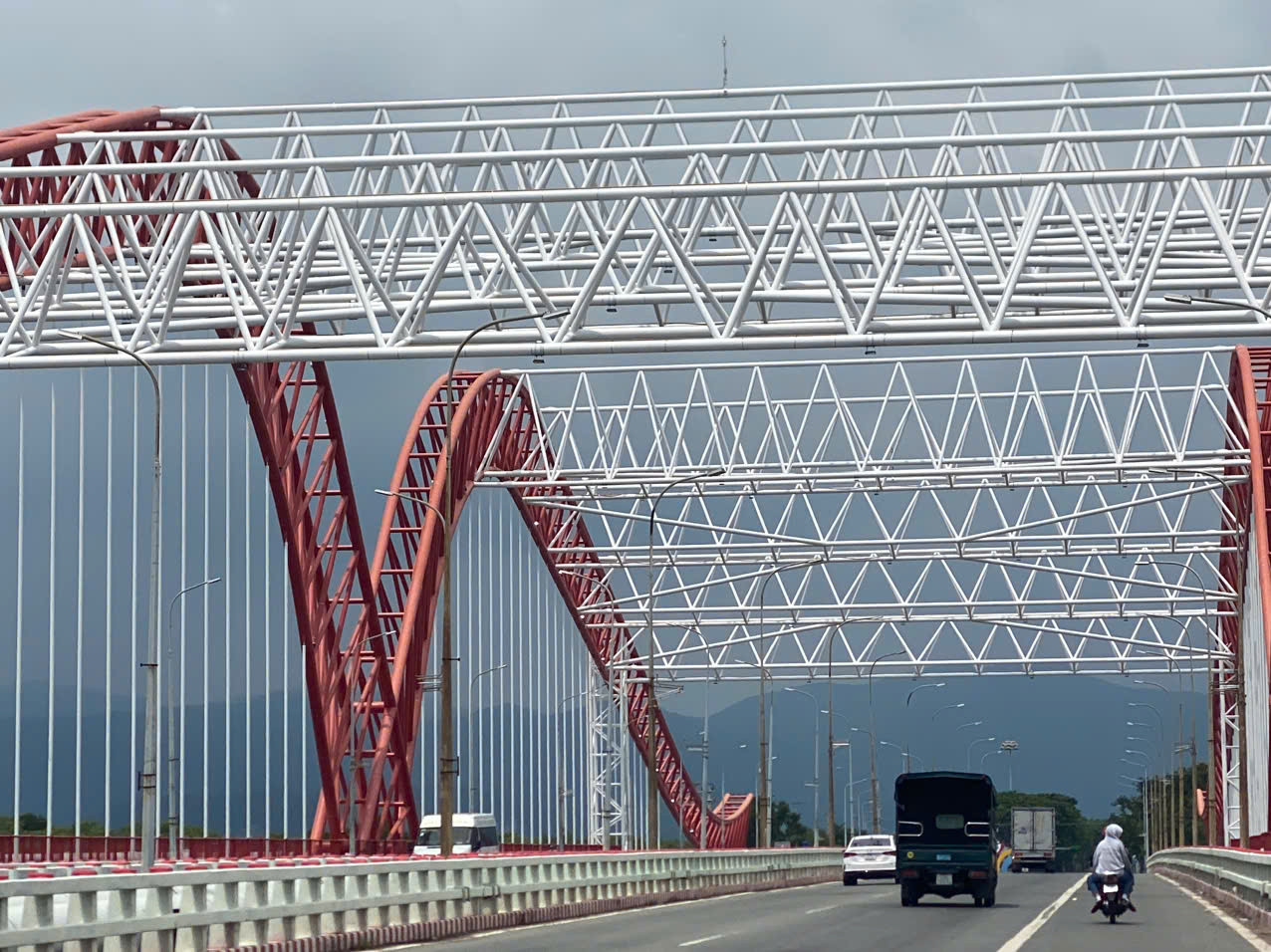 Cầu sử dụng loại đèn pha led đổi màu, chiếu sáng vào ban đêm tạo hiệu ứng thị giác đặc biệt.