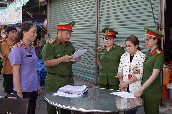 Cơ quan CSĐT Công an TP. Phan Thiết, tỉnh Bình Thuận đọc lệnh bắt bị can để tạm giam đối với Ngô Thị Loan Chi - chủ hụi bị 46 người tố cáo lừa đảo với tổng số tiền hơn 17,5 tỷ đồng. Cơ quan CSĐT Công an TP. Phan Thiết, tỉnh Bình Thuận đọc lệnh bắt bị can để tạm giam đối với Ngô Thị Loan Chi - chủ hụi bị 46 người tố cáo lừa đảo với tổng số tiền hơn 17,5 tỷ đồng.