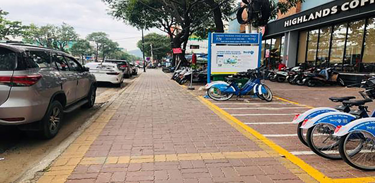 TP. Vũng Tàu thu phí sử dụng vỉa hè và xe ô tô đậu dưới lòng đường. Ảnh: V.T. TP. Vũng Tàu thu phí sử dụng vỉa hè và xe ô tô đậu dưới lòng đường. Ảnh: V.T.