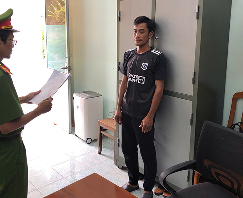 Cơ quan CSĐT Công an tỉnh Bình Thuận đọc lệnh bắt bị can để tạm giam đối với Lê Minh Toàn.