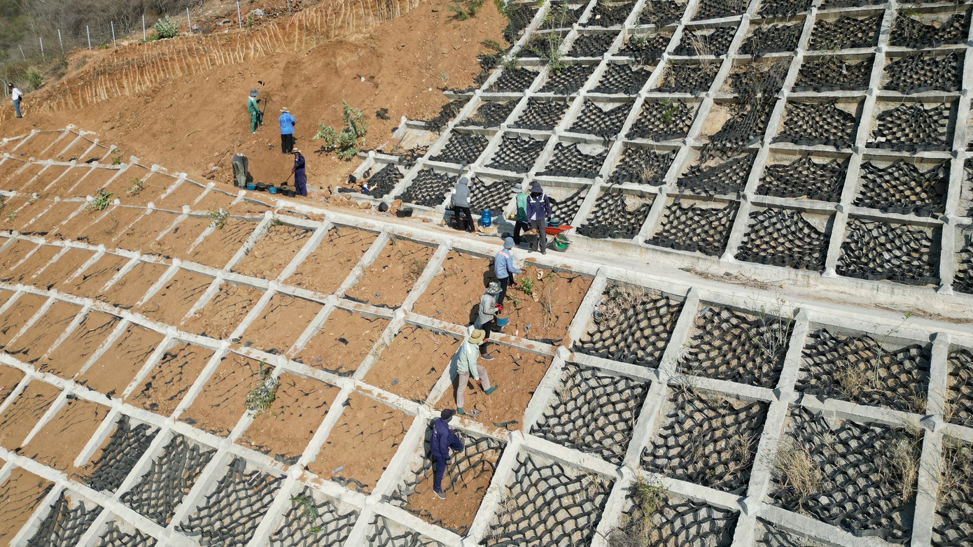 Công nhân thi công đổ đá sỏi vào các taluy chống sạt lở tại một sườn núi ở huyện Ninh Sơn, tỉnh Ninh Thuận.