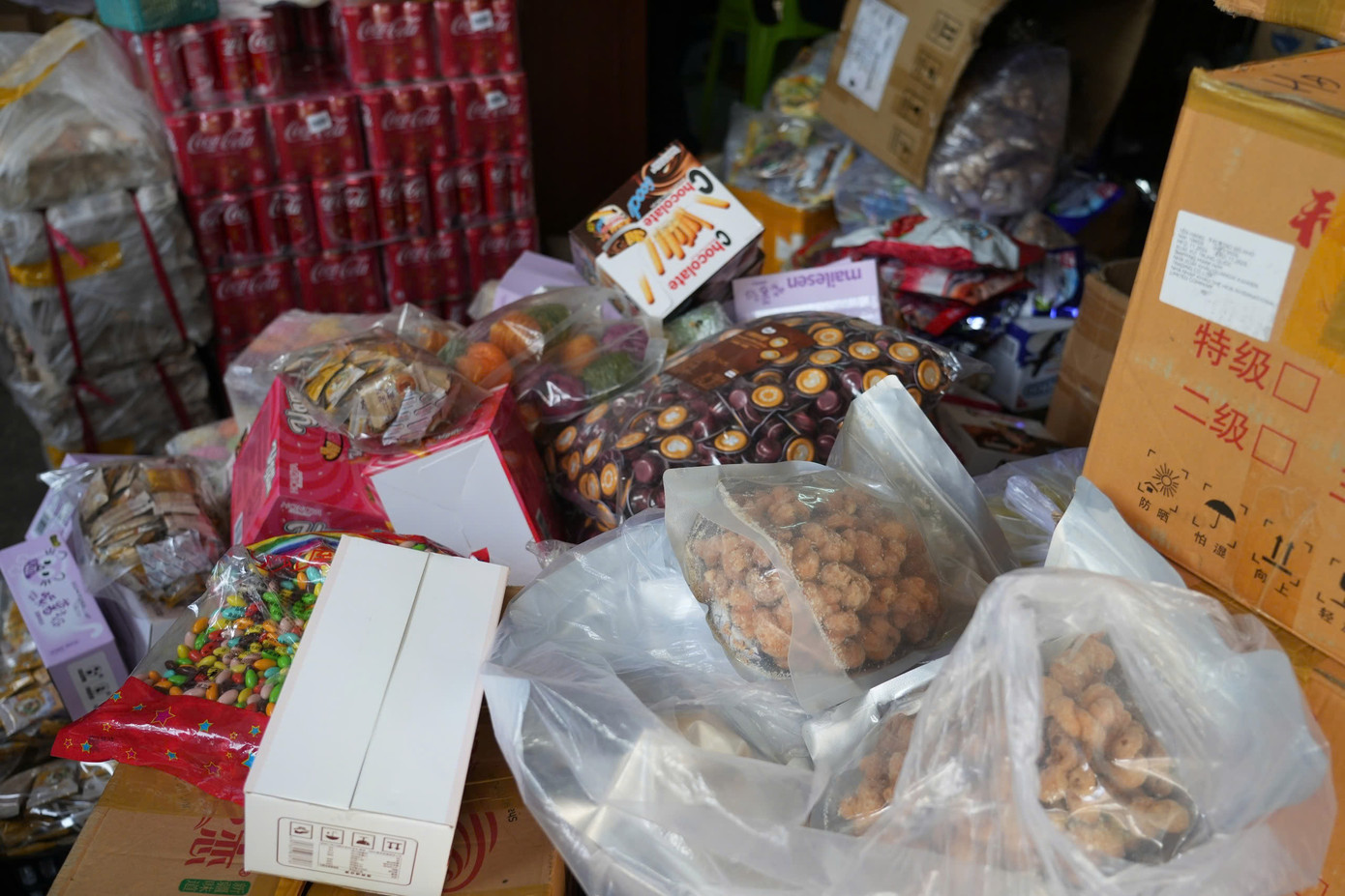 Số lượng lớn hàng hoá với 32 chủng loại, như bánh kẹo, trái cây sấy khô không rõ nguồn gốc. Số lượng lớn hàng hoá với 32 chủng loại, như bánh kẹo, trái cây sấy khô không rõ nguồn gốc.