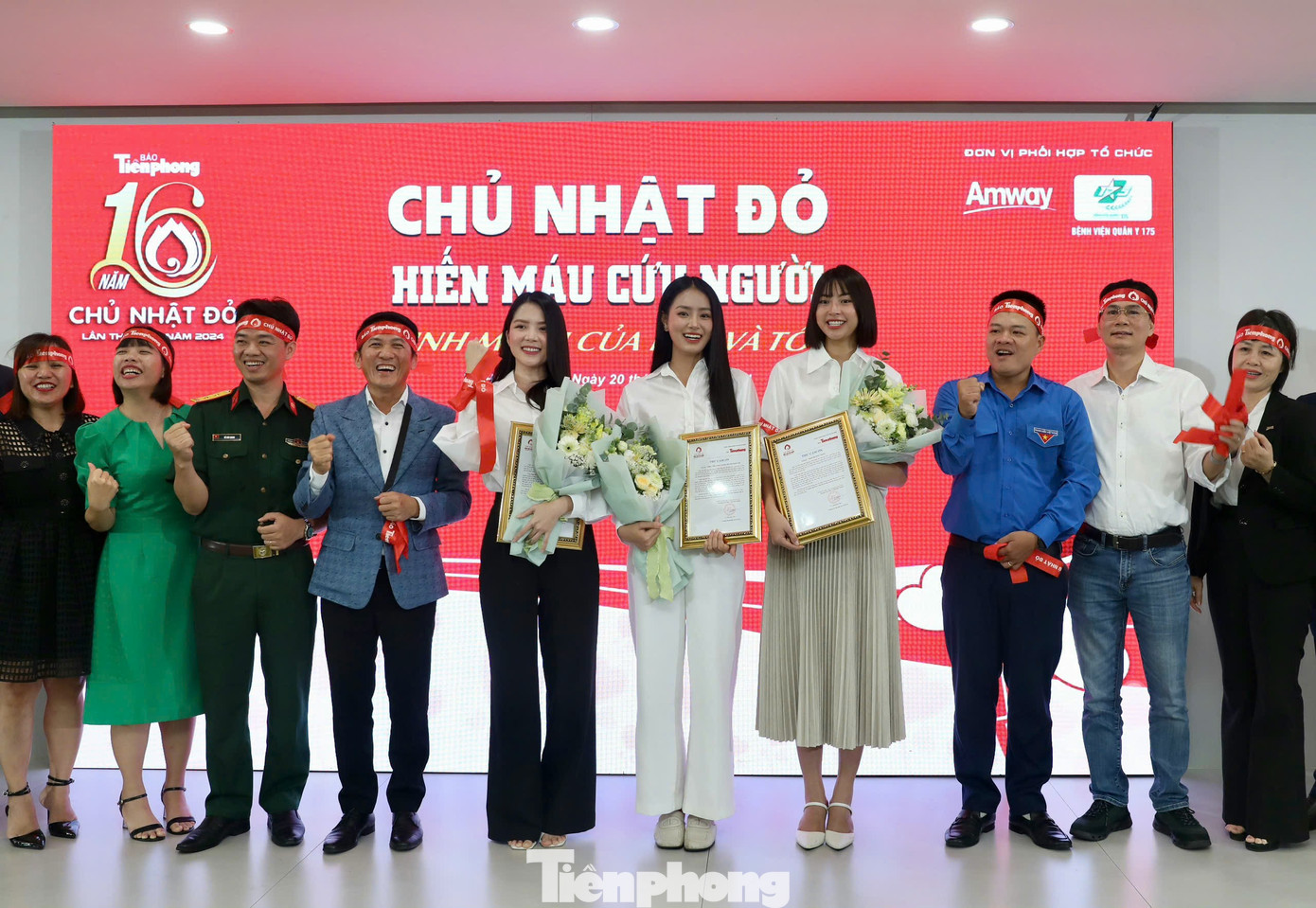 Ban tổ chức tặng hoa và thư cảm ơn cho các á hậu, hoa khôi, người đẹp tham dự chương trình. Ban tổ chức tặng hoa và thư cảm ơn cho các á hậu, hoa khôi, người đẹp tham dự chương trình.