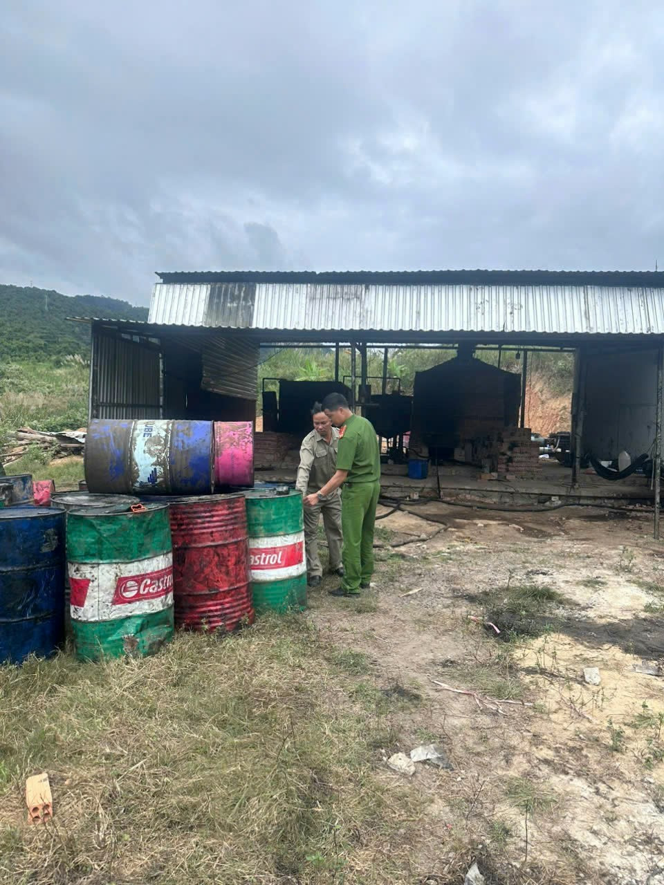 Lực lượng công an phát hiện và thu giữ 9.200 lít nhớt thải được chứa trong các thùng phuy. Lực lượng công an phát hiện và thu giữ 9.200 lít nhớt thải được chứa trong các thùng phuy.