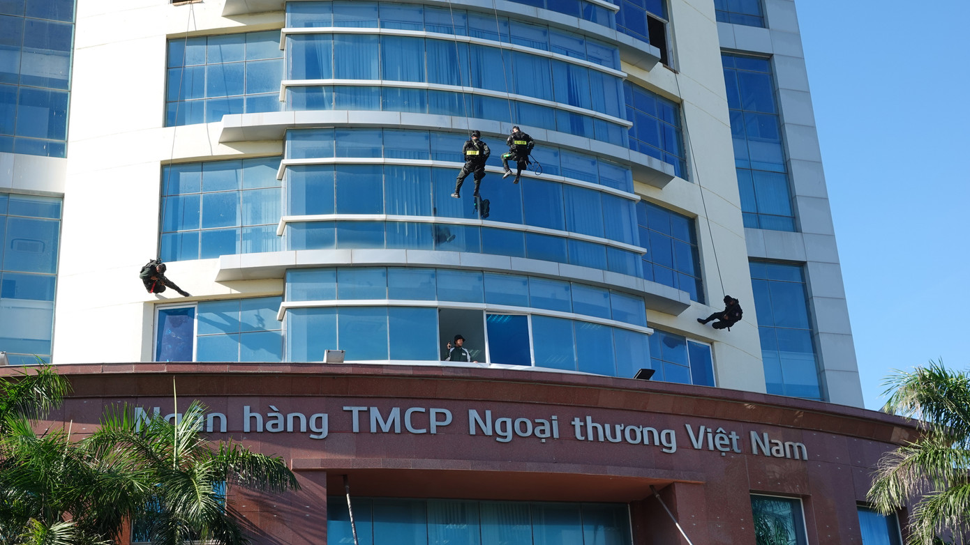 Các lực lượng Công an tỉnh Bình Thuận triển khai phương án tiếp cận vị trí con tin bị giam giữ.