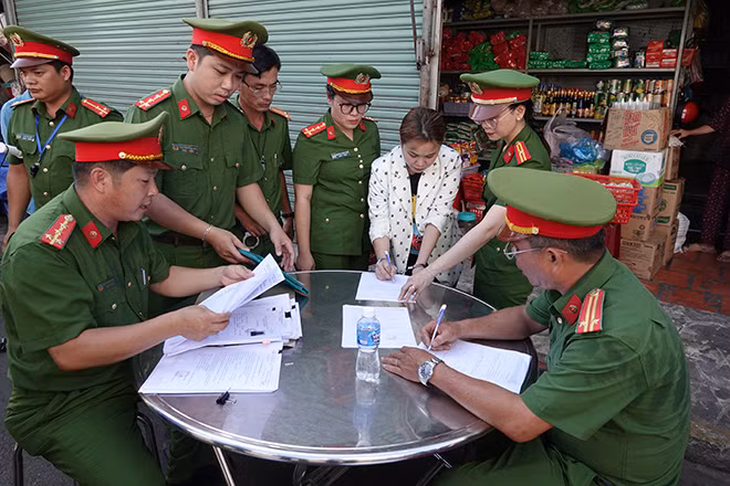 Cơ quan CSĐT Công an TP. Phan Thiết, tỉnh Bình Thuận tống đạt các quyết định cho bị can Ngô Thị Loan Chi. Cơ quan CSĐT Công an TP. Phan Thiết, tỉnh Bình Thuận tống đạt các quyết định cho bị can Ngô Thị Loan Chi.