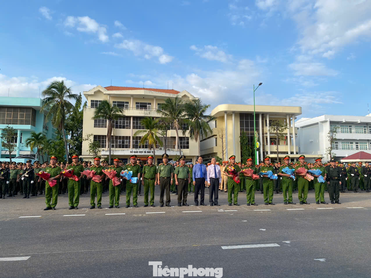 Lãnh đạo tỉnh Bình Thuận và Ban giám đốc Công an tỉnh Bình Thuận tặng hoa cho các lực lượng tại lễ ra quân. Lãnh đạo tỉnh Bình Thuận và Ban giám đốc Công an tỉnh Bình Thuận tặng hoa cho các lực lượng tại lễ ra quân.