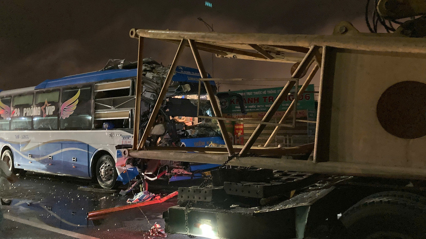 Đầu xe khách giường nằm nát bét.