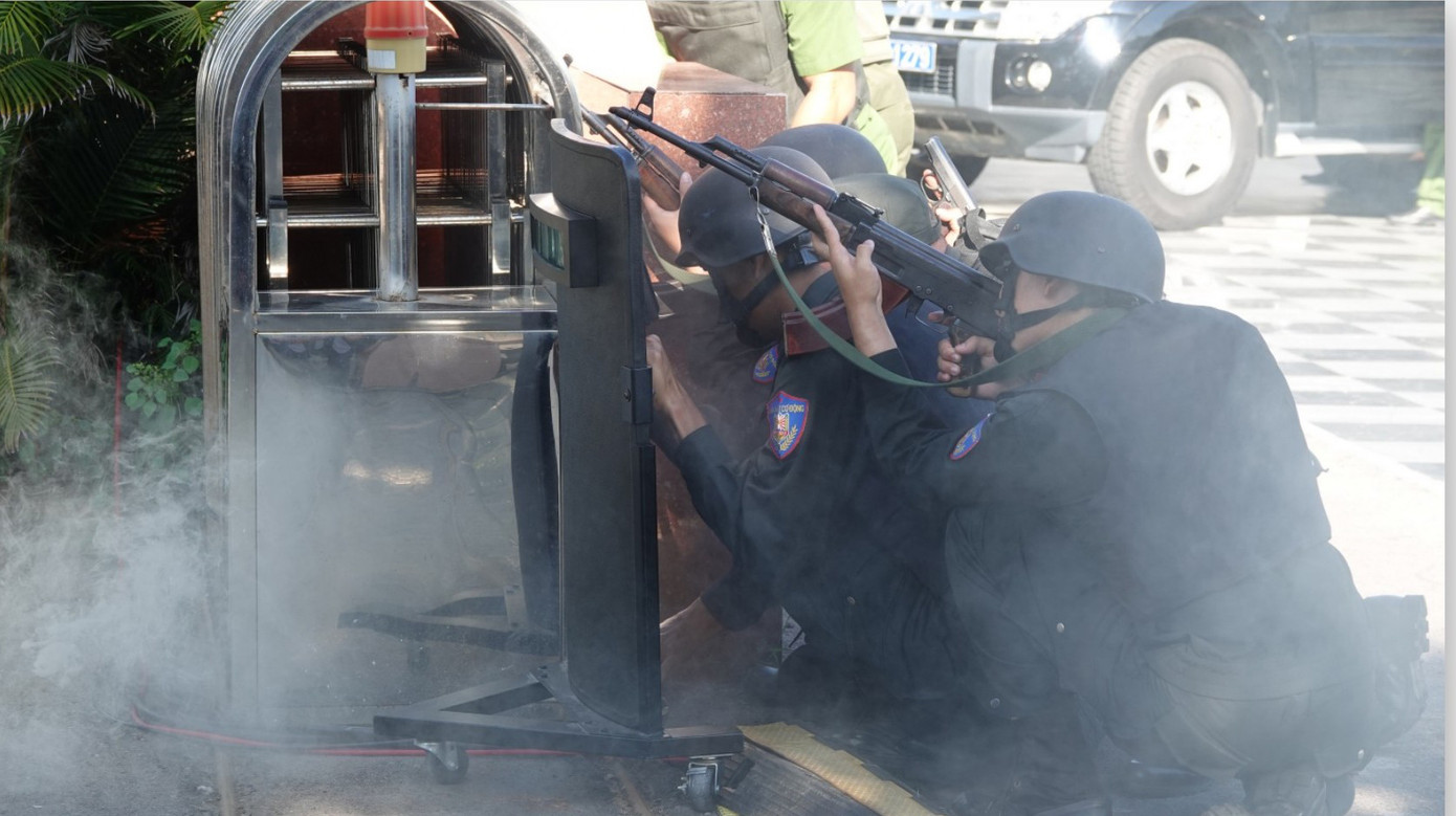 Sau khoảng 1 giờ thương thuyết, dưới sự chỉ đạo trực tiếp của Đại tá Huỳnh Ngọc Liêm, Phó Giám đốc - Thủ trưởng Cơ quan cảnh sát điều tra Công an tỉnh Bình Thuận, các lực lượng của Công an tỉnh đã tổ chức các mũi đánh bắt, đồng loạt tấn công, khống chế và bắt giữ thành công 5 đối tượng, giải cứu an toàn các “con tin”.