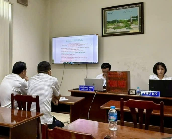 Buổi đấu giá quyền sử dụng và tài sản gắn liền với đất của khu đất hơn 17.787 m2 tại phường Phú Mỹ, thị xã Phú Mỹ.