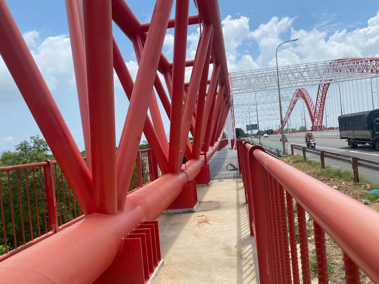 Theo thiết kế, mỗi bên cầu có hai hệ giàn tạo thành hình ảnh đôi cánh chim Hải Âu.