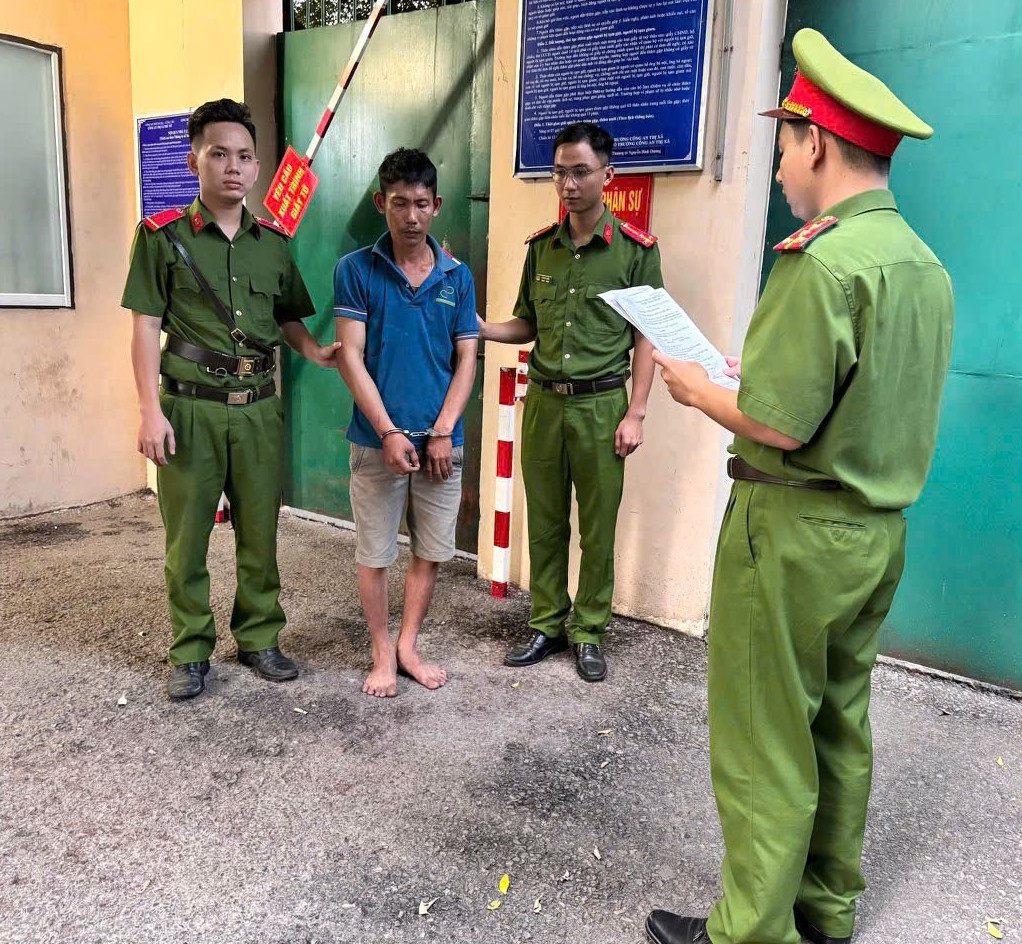 Công an tống đạt quyết định khởi tố bị can, thi hành lệnh bắt tạm giam đối với Nguyễn Hoàng Khang. Công an tống đạt quyết định khởi tố bị can, thi hành lệnh bắt tạm giam đối với Nguyễn Hoàng Khang.