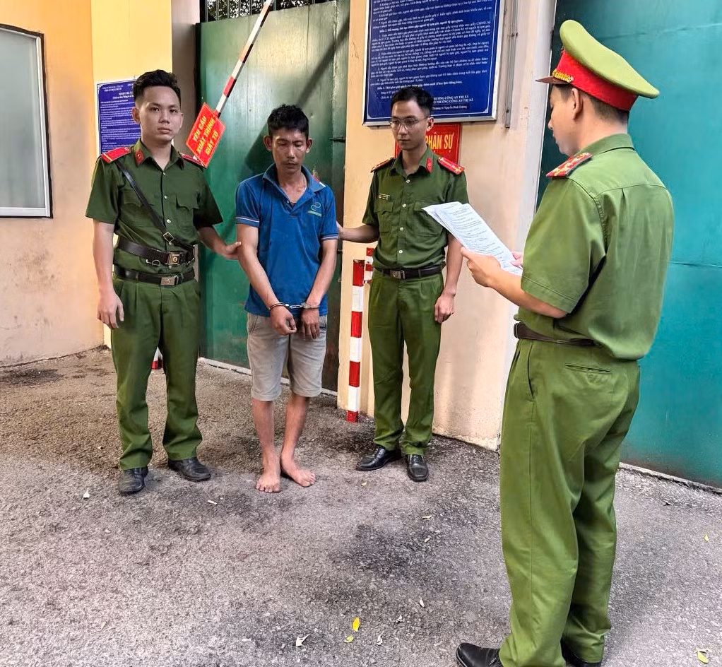 Công an tống đạt quyết định khởi tố bị can, thi hành lệnh bắt tạm giam đối với Nguyễn Hoàng Khang.