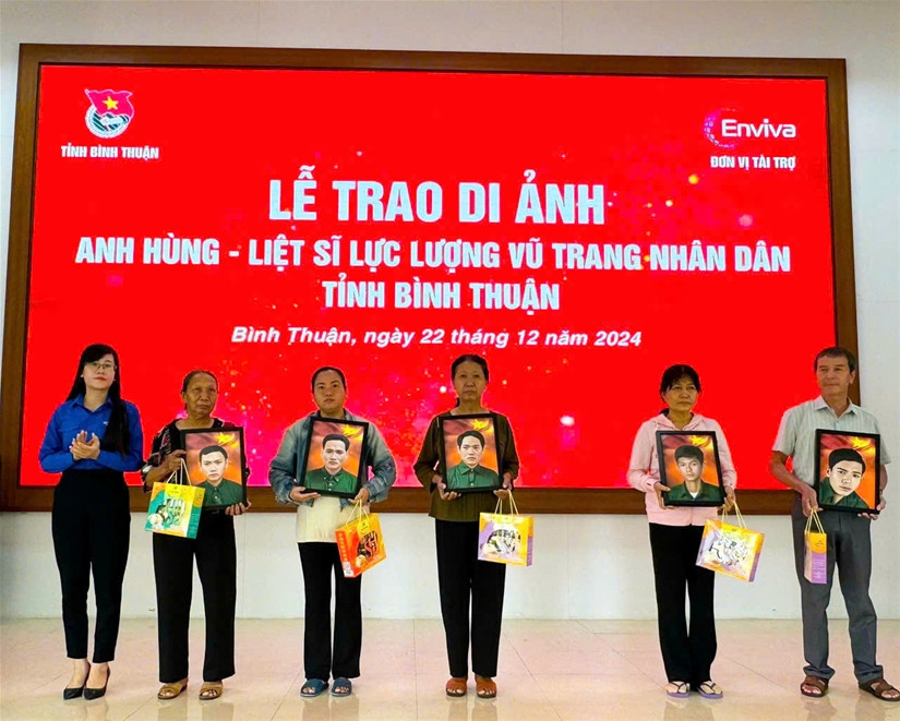 Tỉnh Đoàn Bình Thuận phối hợp cùng Công ty CP Tư vấn Công nghệ Enviva trao tặng 38 bức ảnh phục dựng của các anh hùng liệt sĩ. Tỉnh Đoàn Bình Thuận phối hợp cùng Công ty CP Tư vấn Công nghệ Enviva trao tặng 38 bức ảnh phục dựng của các anh hùng liệt sĩ.