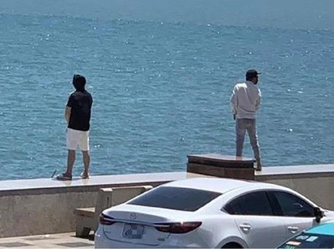 Du khách tiểu bậy nơi công cộng vào ngày 26/4. Du khách tiểu bậy nơi công cộng vào ngày 26/4.