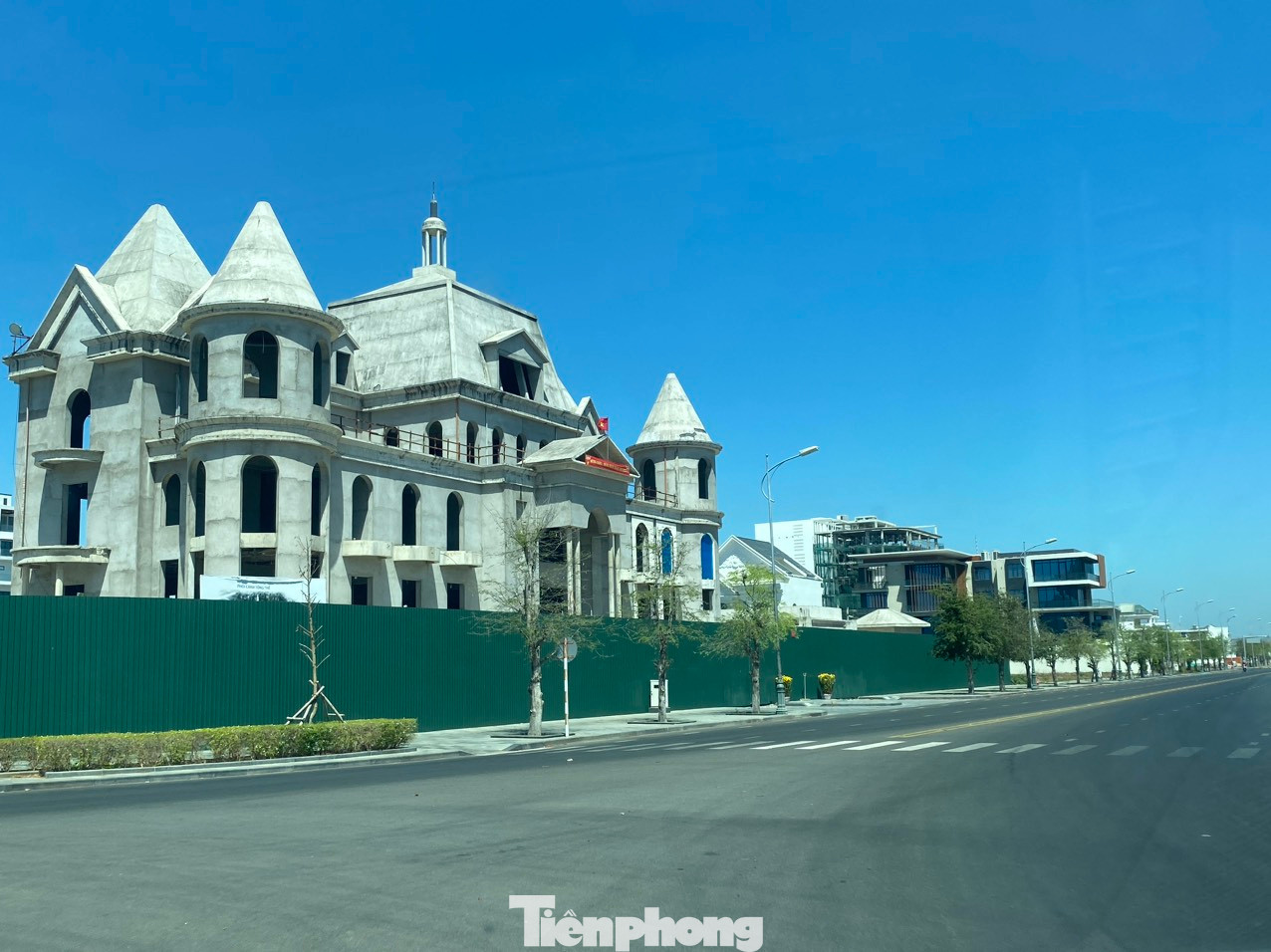 Số tiền này chỉ là phần diện tích 363.523,6 m2 đất ở đô thị được Nhà nước giao đất có thu tiền sử dụng đất, trong tổng số 620.656 m2 của dự án Khu đô thị Du lịch biển Phan Thiết.