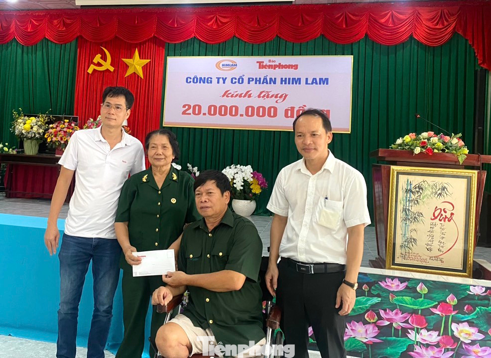 Nhà báo Lý Thành Tâm, Đảng uỷ viên, Bí thư Chi bộ, Trưởng Ban đại diện Báo Tiền Phong tại TPHCM trao 20 triệu đồng cho Trung tâm Điều dưỡng Thương binh và Người có công Long Đất.