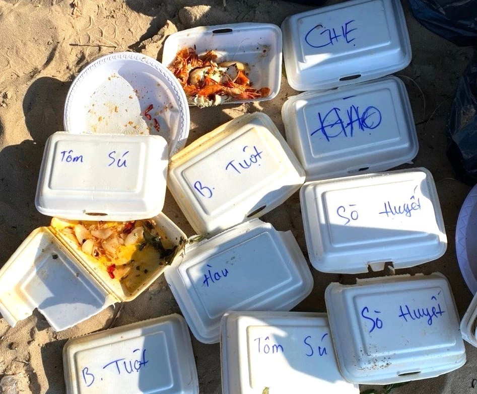 Mẫu thực phẩm ở bãi biển mà đoàn khách 51 người nghi ngộ độc thực phẩm ở Phan Thiết gọi để nhậu sau bữa cơm tối được ngành y tế mang đi xét nghiệm. Mẫu thực phẩm ở bãi biển mà đoàn khách 51 người nghi ngộ độc thực phẩm ở Phan Thiết gọi để nhậu sau bữa cơm tối được ngành y tế mang đi xét nghiệm.