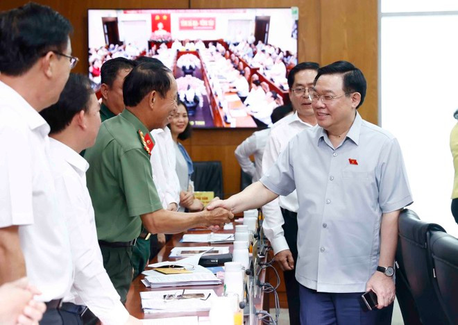 Chủ tịch Quốc hội Vương Đình Huệ thăm hỏi các cán bộ chủ chốt tỉnh Bà Rịa - Vũng Tàu (ảnh: TTXVN). Chủ tịch Quốc hội Vương Đình Huệ thăm hỏi các cán bộ chủ chốt tỉnh Bà Rịa - Vũng Tàu (ảnh: TTXVN).