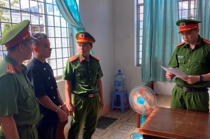 Công an bắt tạm giam Hàng Phi Hổ. Công an bắt tạm giam Hàng Phi Hổ.