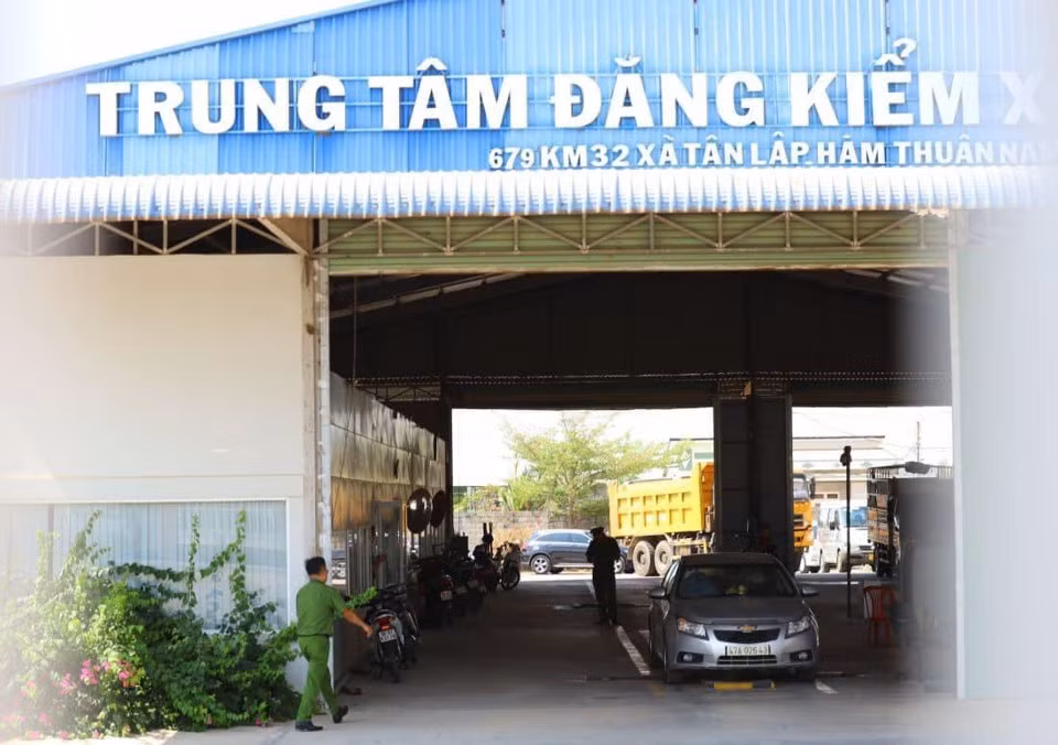 Bên trong Trung tâm đăng kiểm xe cơ giới 86 -02D-Bình Thuận đang hoạt động đăng kiểm xe. Ảnh: KTĐT.