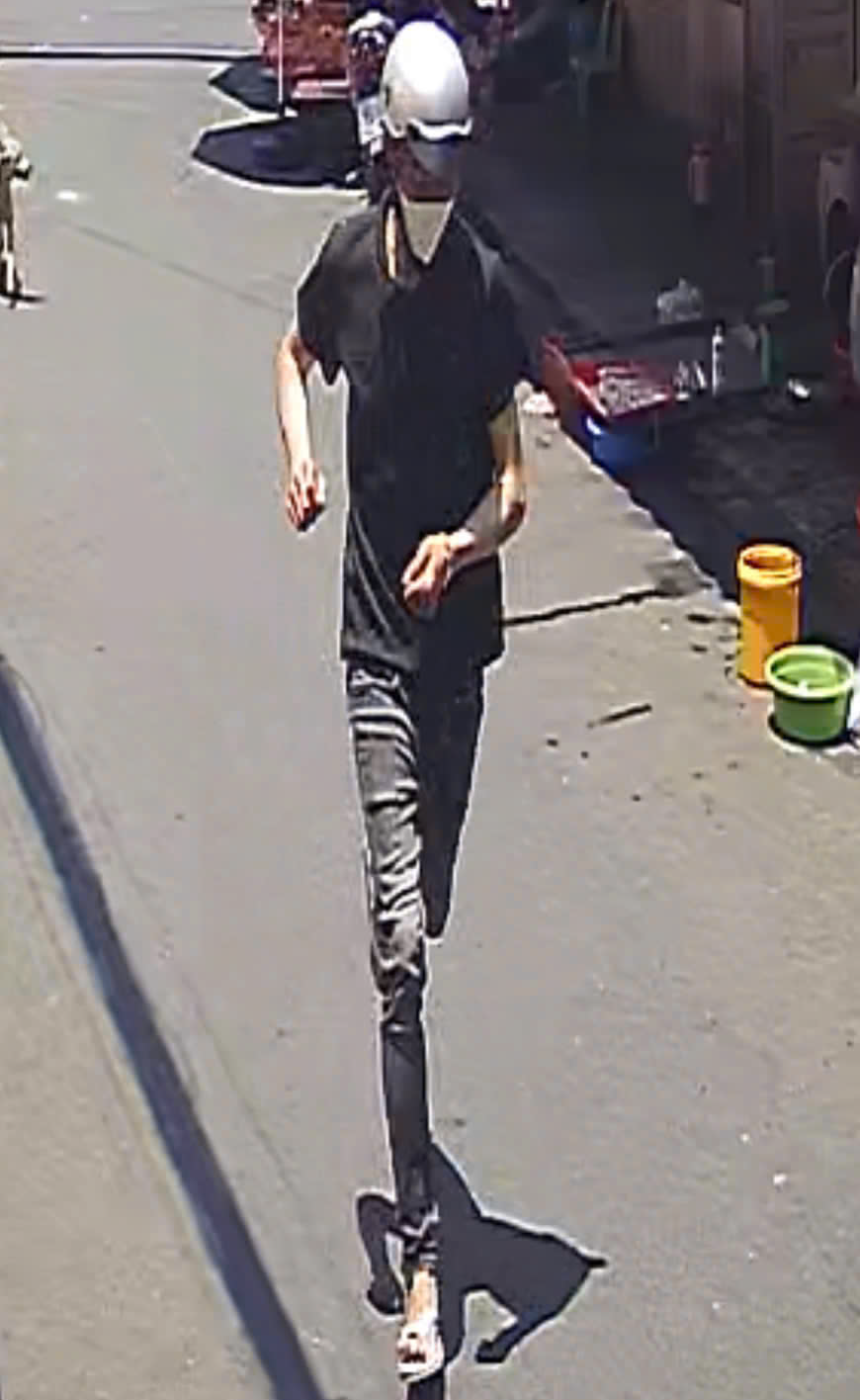 Đối tượng N.T.T. giật chiếc lắc vàng rồi bỏ chạy. Đối tượng N.T.T. giật chiếc lắc vàng rồi bỏ chạy.