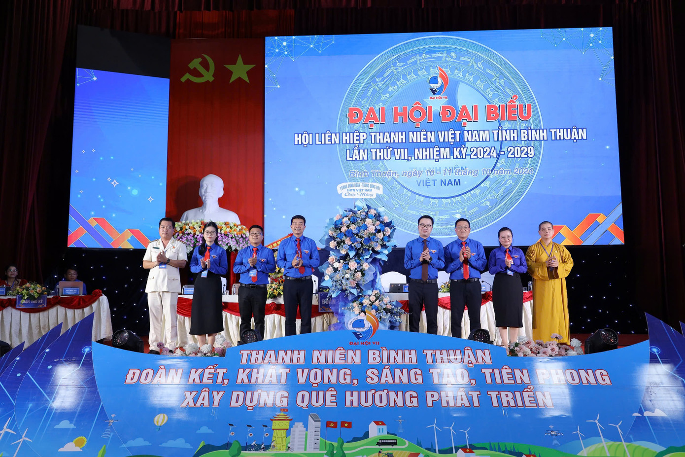 Anh Nguyễn Tường Lâm tặng lãng hoa của Ban Bí thư Trung ương Đoàn cho Đại hội đại biểu Hội LHTN Việt Nam tỉnh Bình Thuận lần thứ VII, nhiệm kỳ 2024 - 2029.