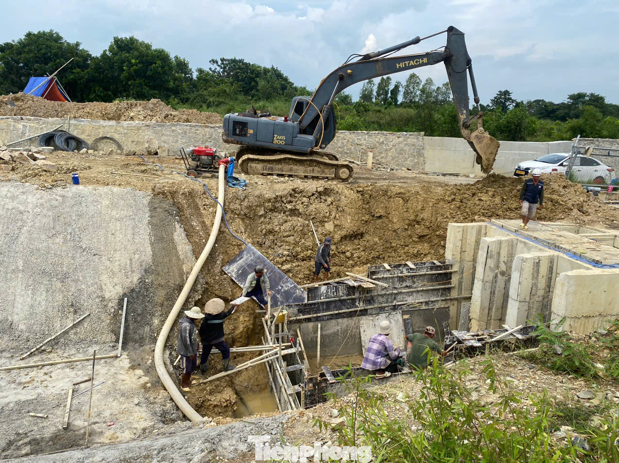 Công nhân đang thi công hồ điều hòa với thể tích chứa 831 m3. Biện pháp thi công này được chủ đầu tư và đơn vị tư vấn thiết kế cao tốc kỳ vọng sẽ không còn xảy ra tình trạng ngập nặng như rạng sáng 29/7/2023.