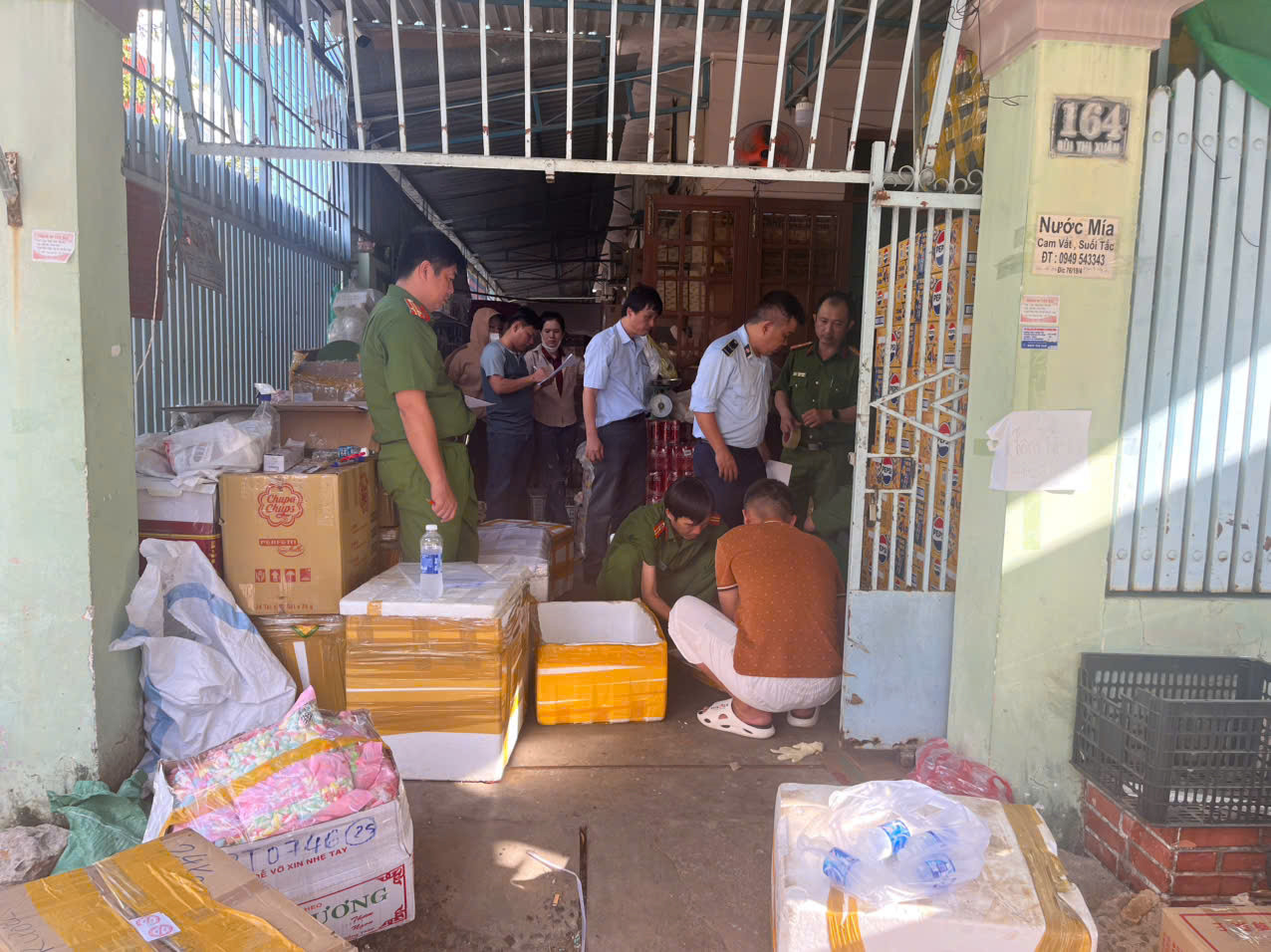 Lực lượng chức năng đã lấy mẫu các sản phẩm để xét nghiệm và niêm phong, thu giữ toàn bộ sản phẩm trên theo quy định. Lực lượng chức năng đã lấy mẫu các sản phẩm để xét nghiệm và niêm phong, thu giữ toàn bộ sản phẩm trên theo quy định.