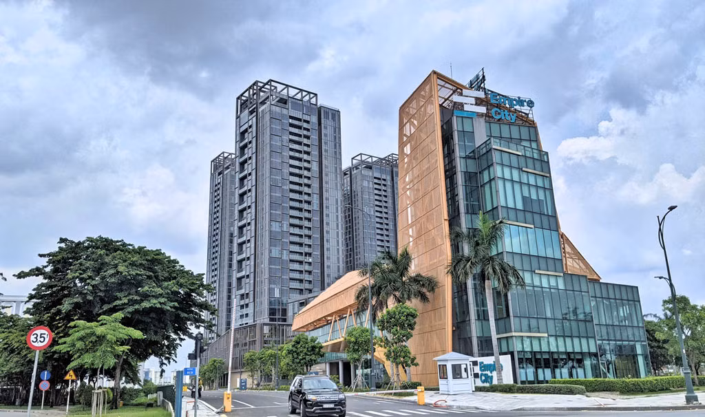 Giá bán căn hộ tại dự án Empire City hiện đang dao động từ 8.000 - 12.000 USD/m2.