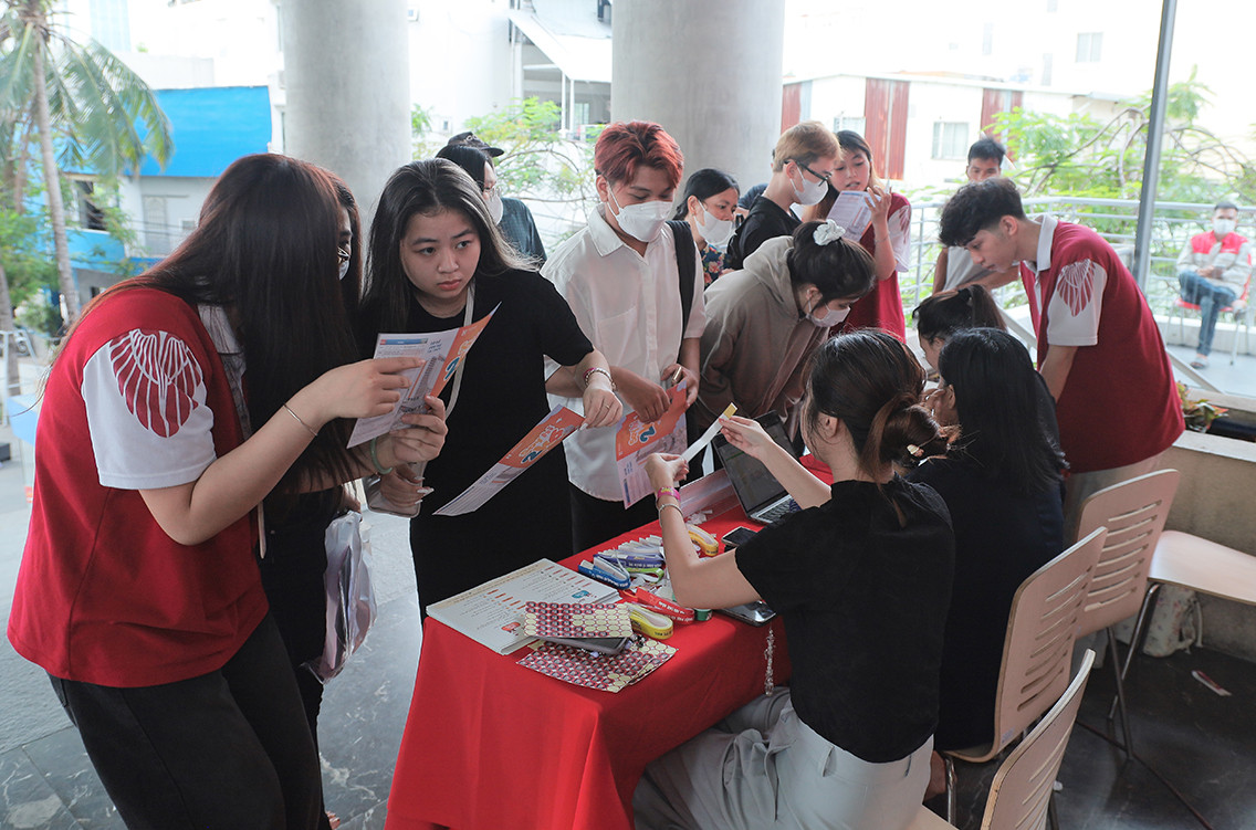 Tân sinh viên được hướng dẫn làm thủ tục nhập học tại trường ĐH Quốc tế Hồng Bàng. Tân sinh viên được hướng dẫn làm thủ tục nhập học tại trường ĐH Quốc tế Hồng Bàng.