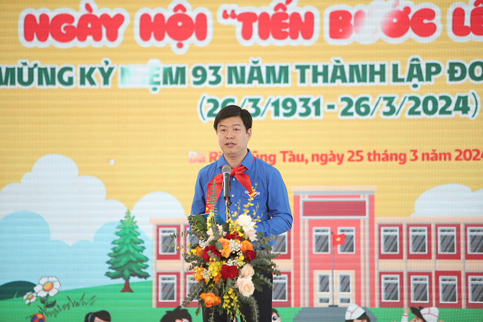 Anh Lê Hải Long - Trưởng Ban Công tác Thiếu nhi Trung ương Đoàn - Phó Chủ tịch Thường trực Hội đồng Đội Trung ương phát biểu tại chương trình. Anh Lê Hải Long - Trưởng Ban Công tác Thiếu nhi Trung ương Đoàn - Phó Chủ tịch Thường trực Hội đồng Đội Trung ương phát biểu tại chương trình.