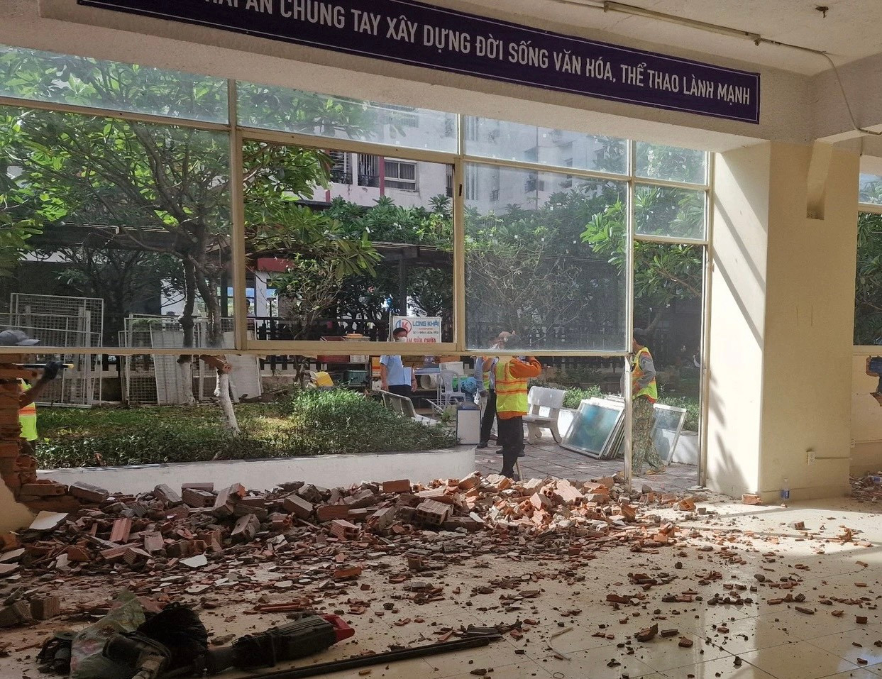 Lực lượng chức năng tiến hành cưỡng chế, trả lại đúng công năng ở tầng trệt chung cư Thái An 3 và 4.