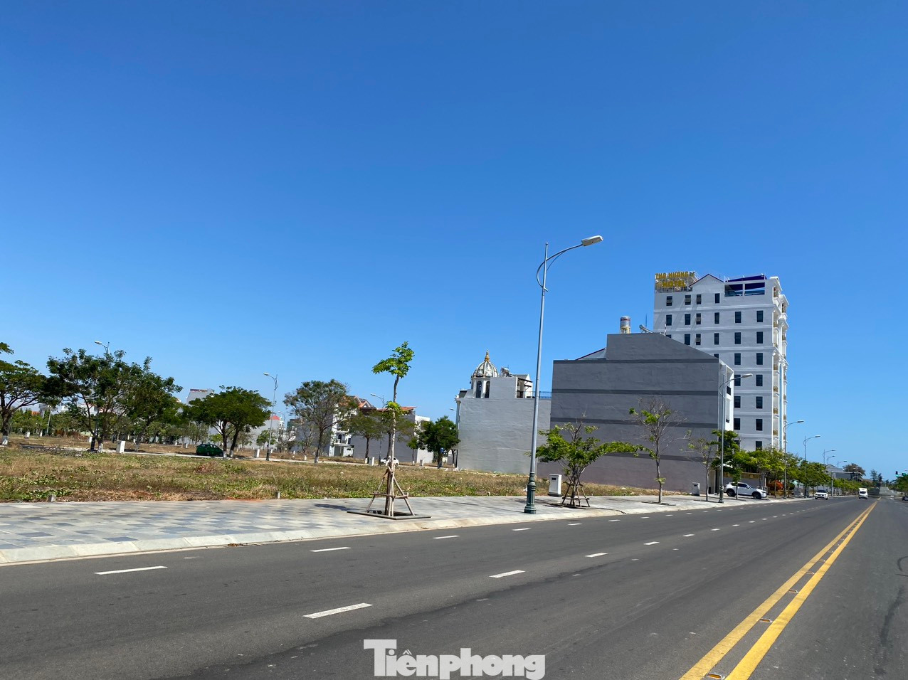 Trong khi đó, giá đất thực tế tại thời điểm đó ở TP. Phan Thiết và các tuyến đường nằm quanh dự án Khu đô thị du lịch biển Phan Thiết cao gấp 5 lần trở lên giá đất mà UBND tỉnh Bình Thuận áp vào dự án này của Tập đoàn Rạng Đông (giá thấp nhất 10 triệu đồng/m2, giá cao nhất 24 triệu đồng/m2).