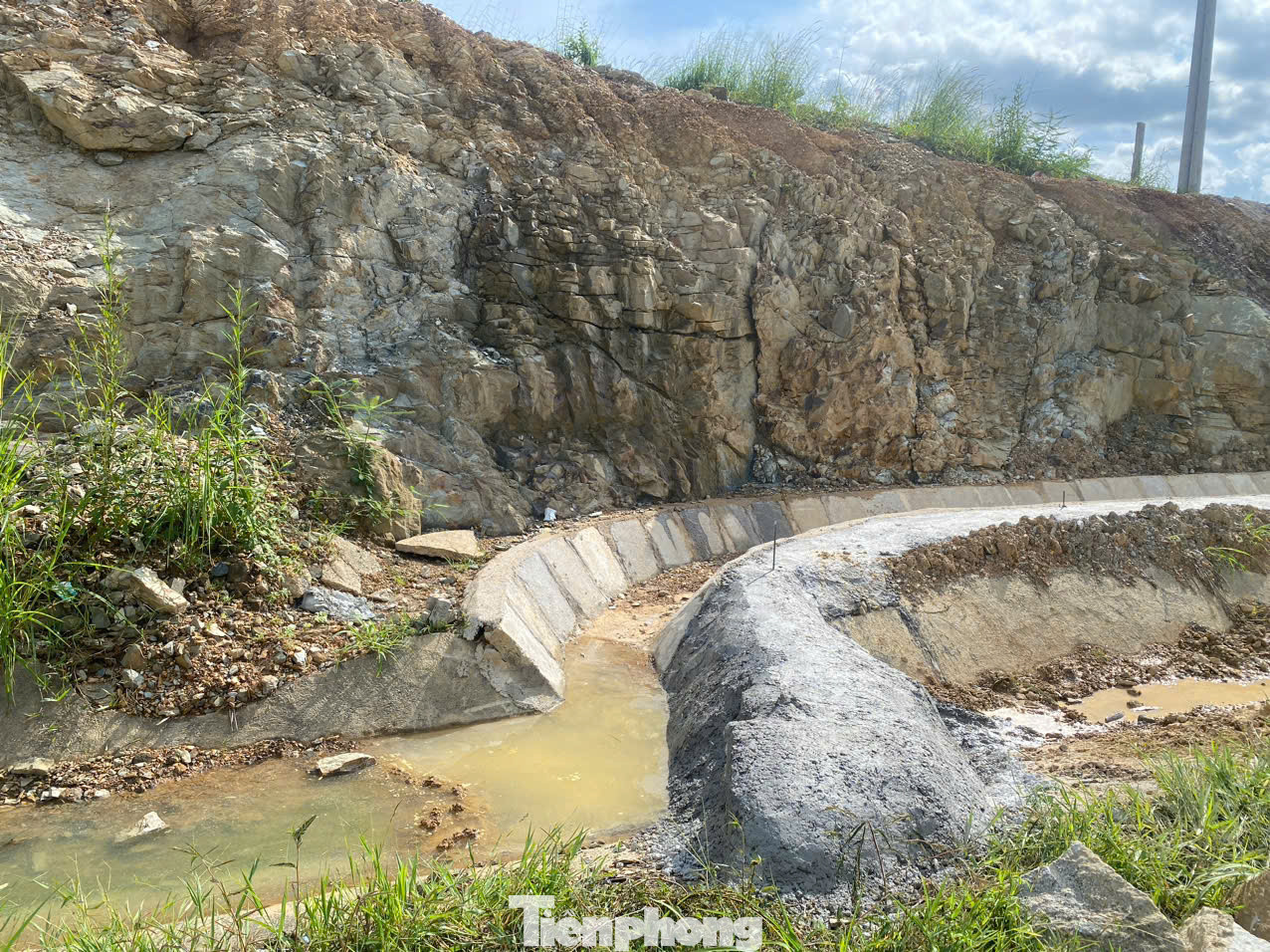 Bên cạnh đó, cơ quan chức năng xây cầu cống bổ sung tường chắn bê tông cốt thép với chiều dài khoảng 15m.