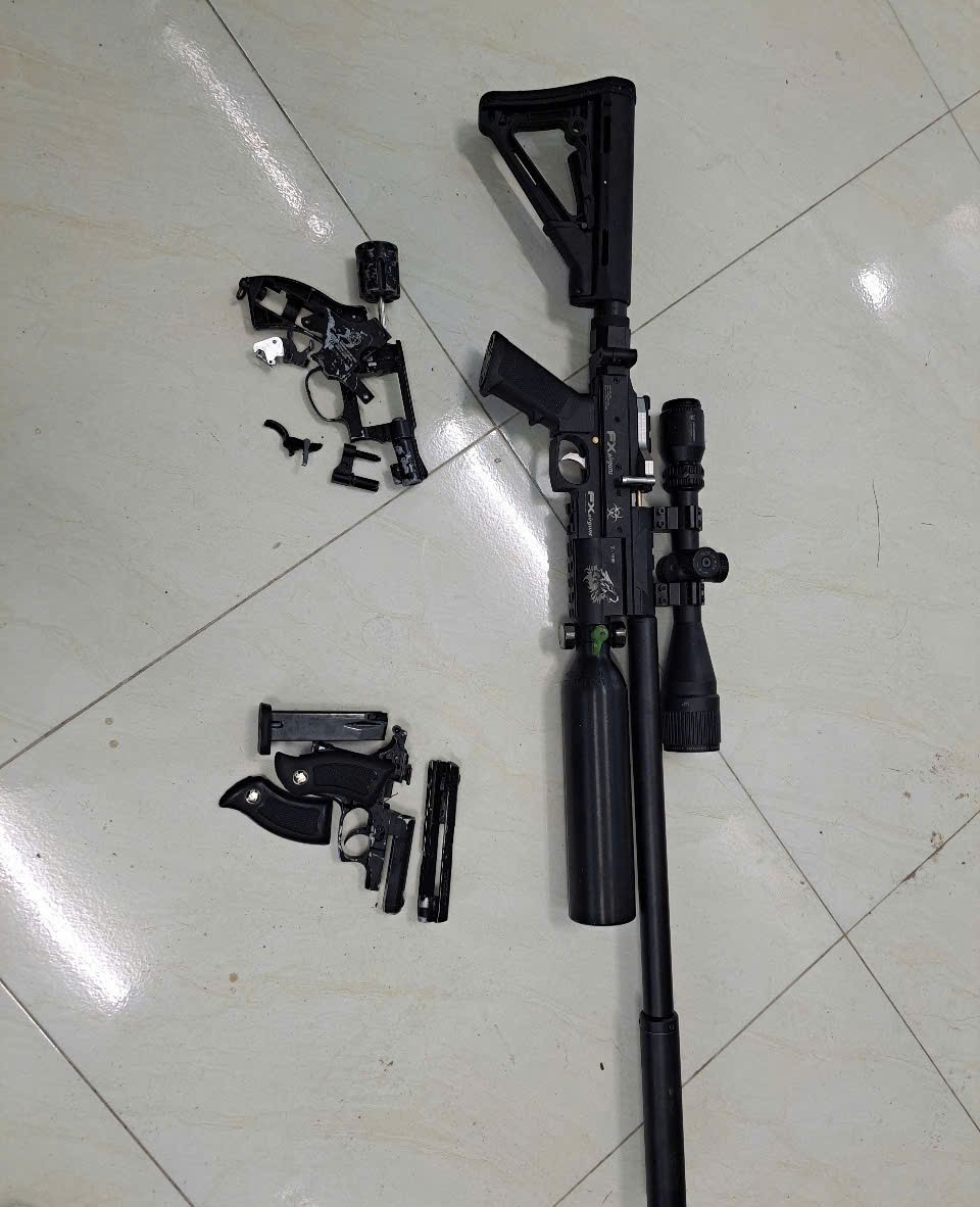 Khẩu súng ngắn (đã tháo rời) và khẩu súng hơi loại bắn đạn chì để chống trả lực lượng công an. Khẩu súng ngắn (đã tháo rời) và khẩu súng hơi loại bắn đạn chì để chống trả lực lượng công an.