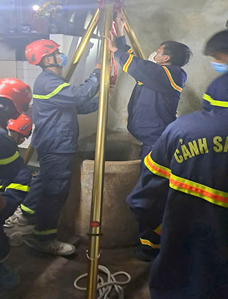 Lực lượng cứu nạn, cứu hộ trục vớt thi thể của nạn nhân. Lực lượng cứu nạn, cứu hộ trục vớt thi thể của nạn nhân.