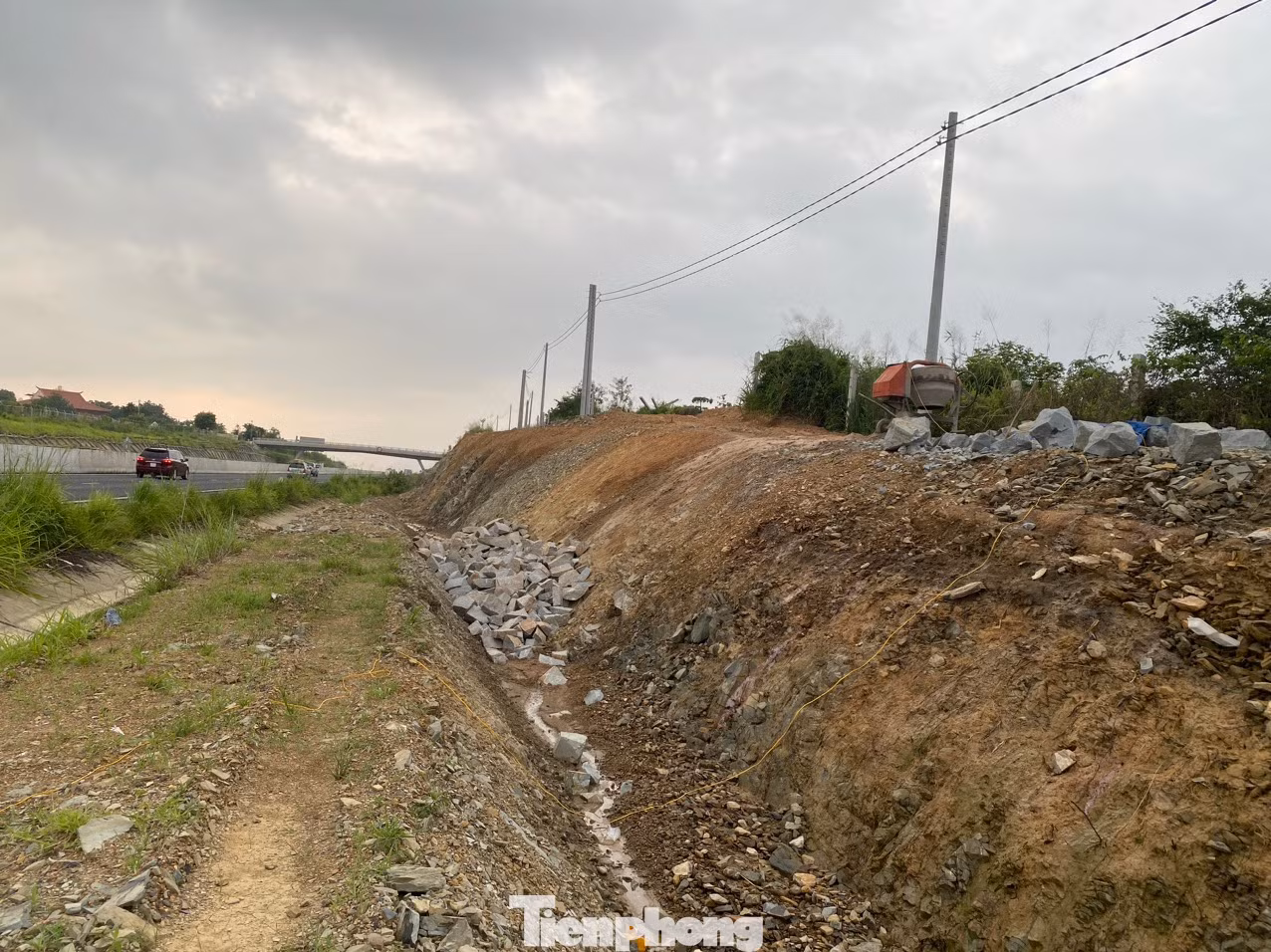 Công ty CP Tư vấn Xây dựng 533 - đơn vị tư vấn thiết kế cao tốc Dầu Giây - Phan Thiết tính toán, sau khi dọn dẹp mực nước sông Phan đoạn này có thể hạ thấp ở vị trí cống từng bị ngập khoảng 1,12 m và tại cầu Sông Phan là 0,12 m.