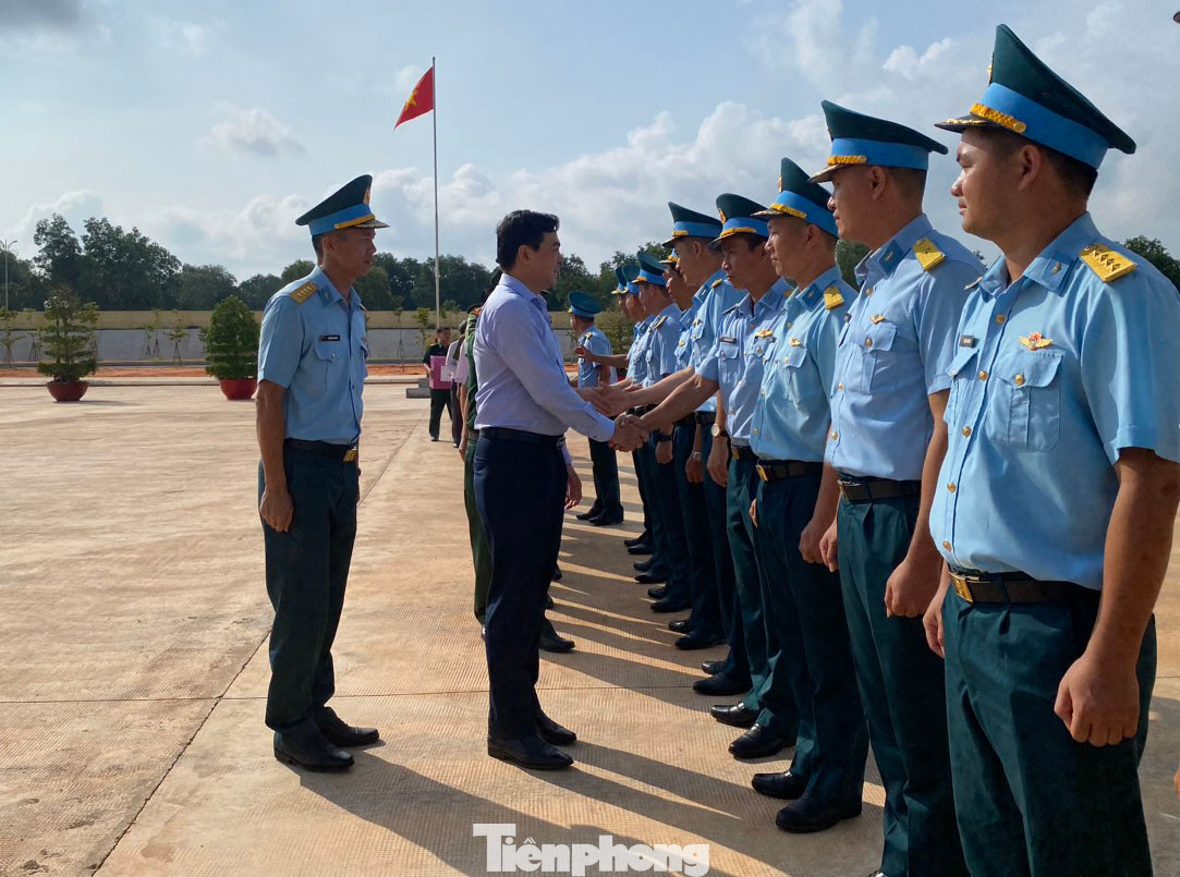 Ông Nguyễn Hoài Anh - Bí thư Tỉnh uỷ, Chủ tịch HĐND tỉnh Bình Thuận động viên cán bộ, chiến sĩ Trung đoàn 920.