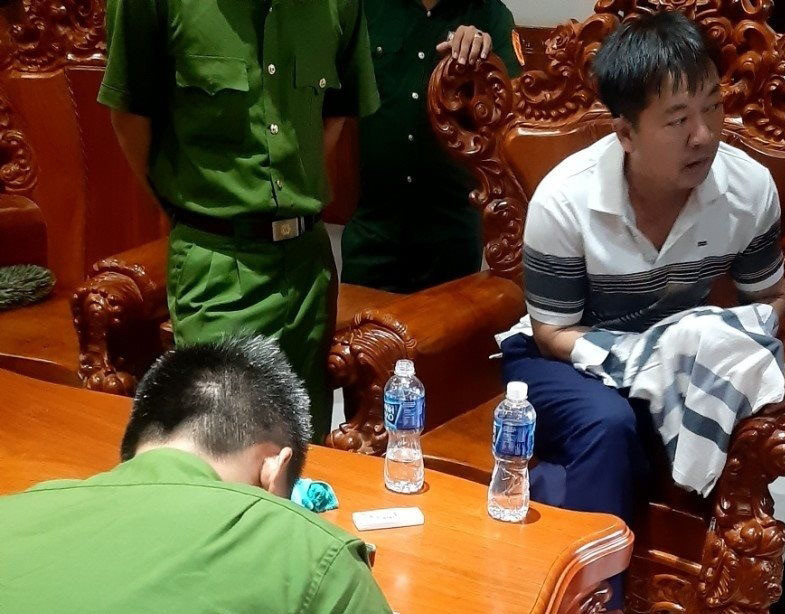 Lực lượng chức năng khám xét nhà bị can Trần Văn Thăng. Lực lượng chức năng khám xét nhà bị can Trần Văn Thăng.