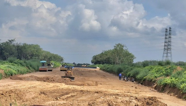 Nhà thầu triển khai thi công cao tốc Biên Hòa - Vũng Tàu, đoạn qua huyện Long Thành.