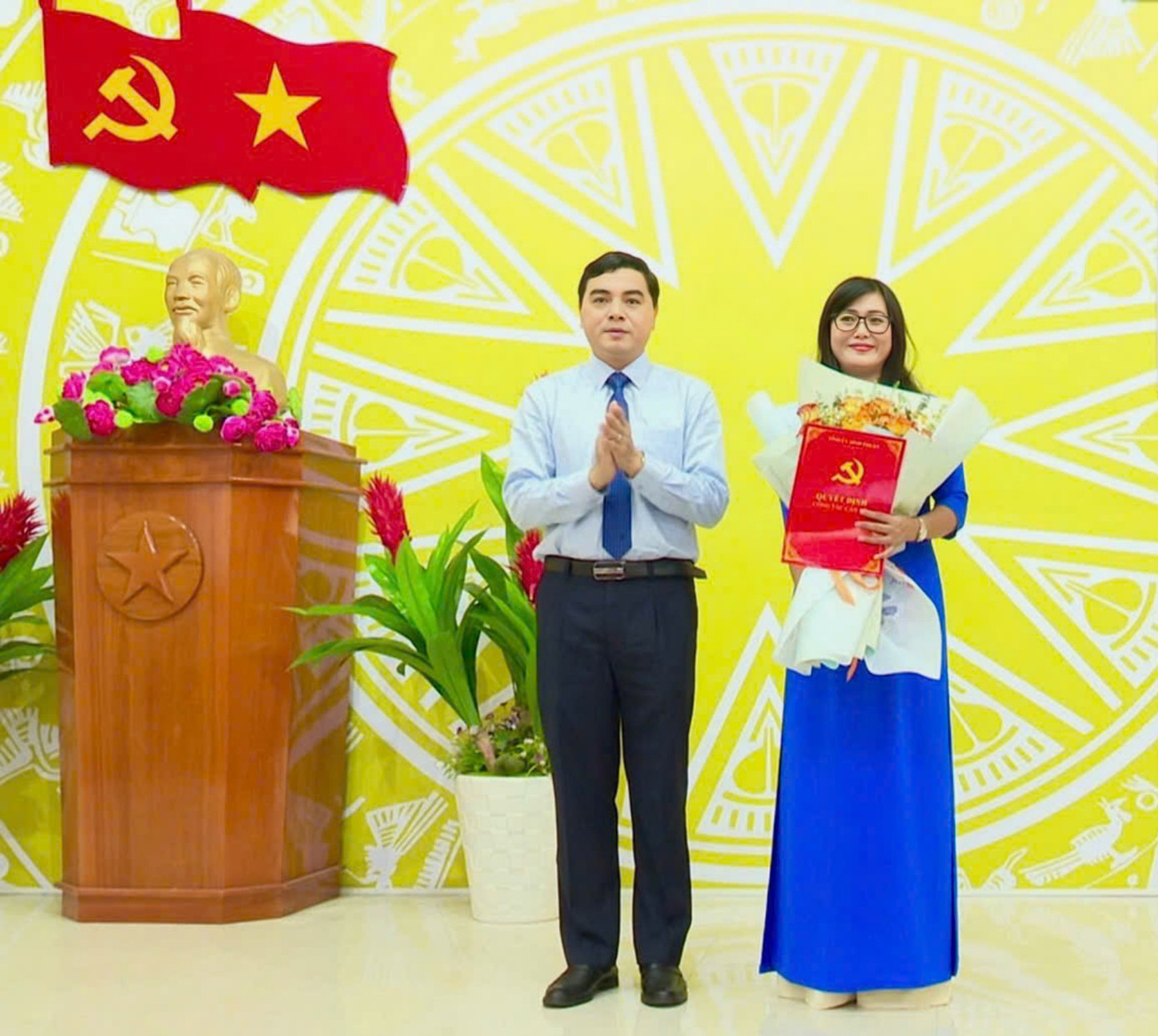 Ông Nguyễn Hoài Anh - Bí thư Tỉnh ủy Bình Thuận trao quyết định, tặng hoa chúc mừng bà Nguyễn Thị Minh Hoàng. Ông Nguyễn Hoài Anh - Bí thư Tỉnh ủy Bình Thuận trao quyết định, tặng hoa chúc mừng bà Nguyễn Thị Minh Hoàng.