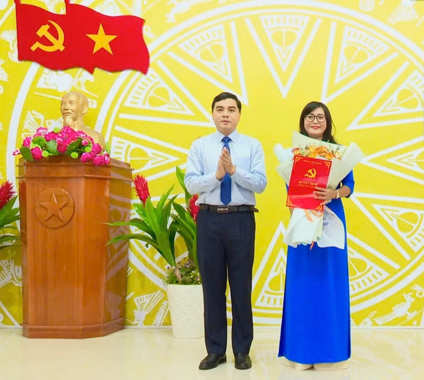 Ông Nguyễn Hoài Anh - Bí thư Tỉnh ủy Bình Thuận trao quyết định, tặng hoa chúc mừng bà Nguyễn Thị Minh Hoàng. Ông Nguyễn Hoài Anh - Bí thư Tỉnh ủy Bình Thuận trao quyết định, tặng hoa chúc mừng bà Nguyễn Thị Minh Hoàng.