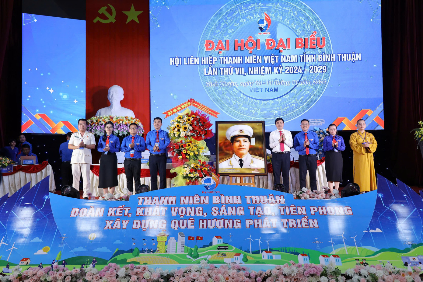 Ông Nguyễn Hoài Anh - Bí thư Tỉnh ủy Bình Thuận tặng hoa, tranh cho Hội LHTN tỉnh Bình Thuận.