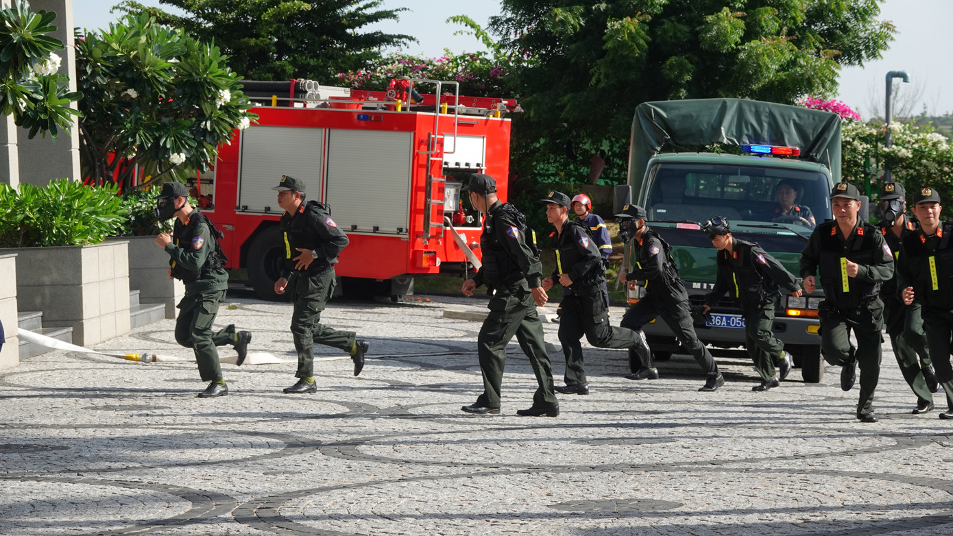 Các chiến sĩ cảnh sát cơ động triển khai phương án tác chiến.