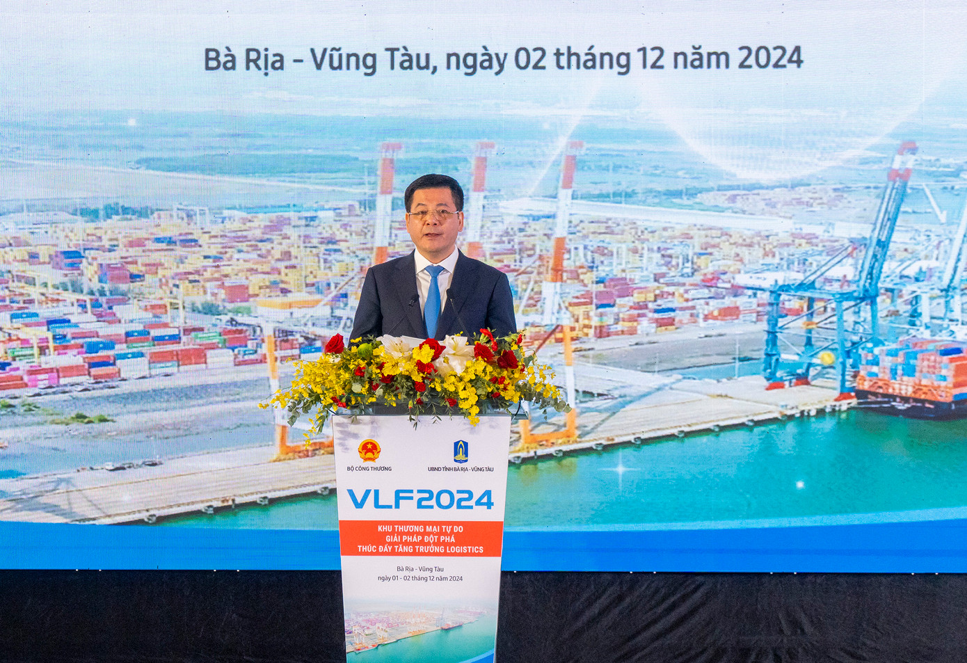 Bộ trưởng Bộ Công Thương Nguyễn Hồng Diên cho biết, logistics là ngành dịch vụ được ví như những mạch máu của nền kinh tế. Bộ trưởng Bộ Công Thương Nguyễn Hồng Diên cho biết, logistics là ngành dịch vụ được ví như những mạch máu của nền kinh tế.