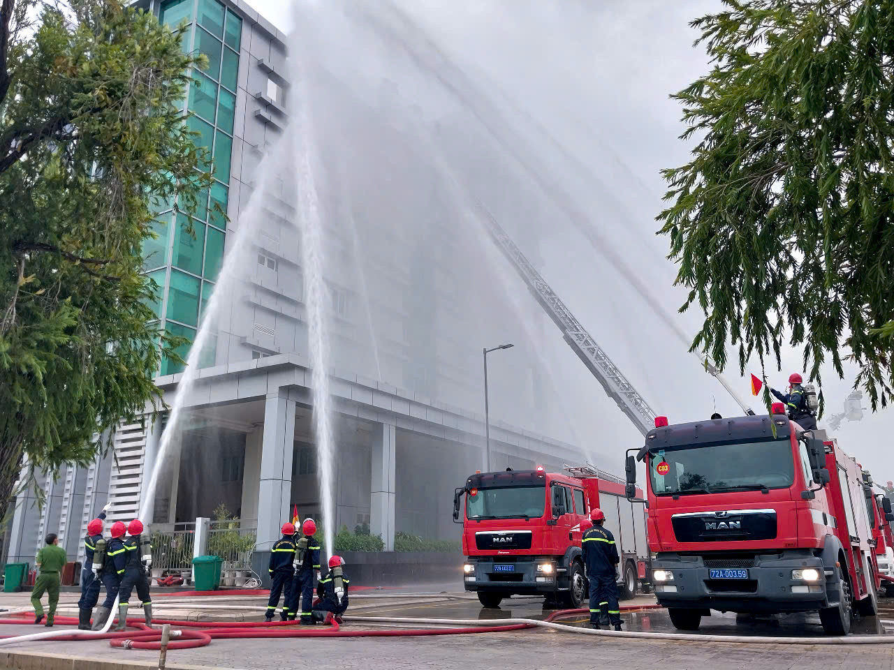 Bức xạ nhiệt từ đám cháy tỏa ra khiến pin trong một số thiết bị điện, điện tử (máy tính xách tay) hấp thụ nhiệt cao hơn mức bình thường và phát nổ. Thời điểm xảy ra cháy, hệ thống báo cháy tự động của tòa nhà đang bảo dưỡng, không hoạt động được.