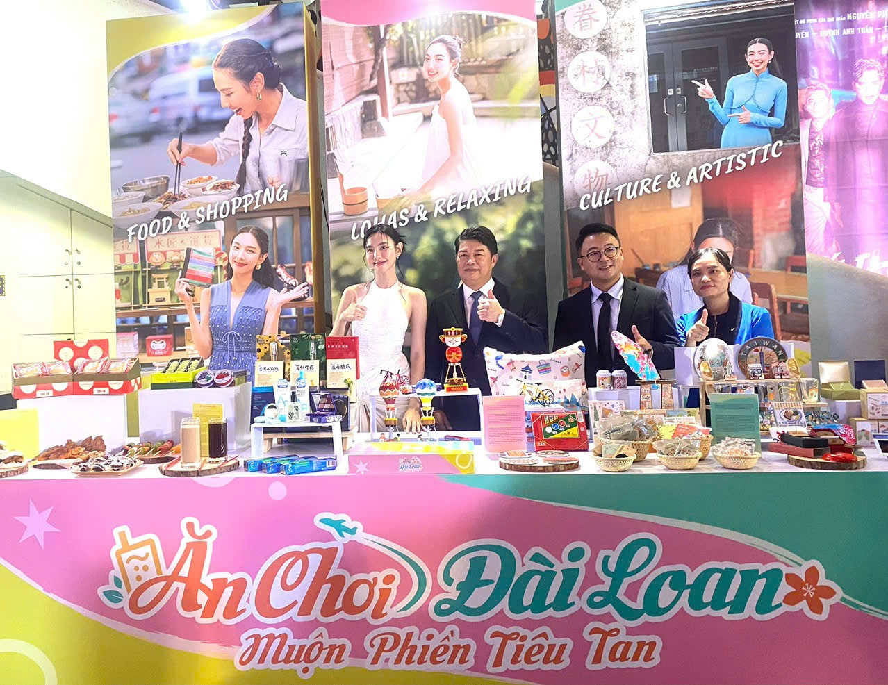 Hoa hậu Nguyễn Thúc Thùy Tiên trở thành đại sứ du lịch Đài Loan, Trung Quốc tại Việt Nam. Hoa hậu Nguyễn Thúc Thùy Tiên trở thành đại sứ du lịch Đài Loan, Trung Quốc tại Việt Nam.