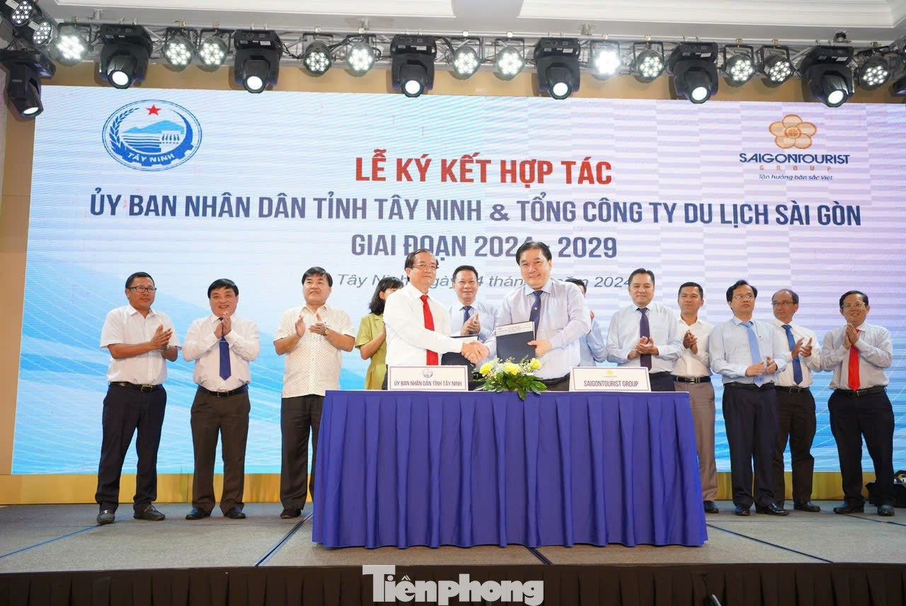 Lãnh đạo Saigontourist Group và tỉnh Tây Ninh thực hiện nghi thức ký kết hợp tác phát triển du lịch Tây Ninh. Lãnh đạo Saigontourist Group và tỉnh Tây Ninh thực hiện nghi thức ký kết hợp tác phát triển du lịch Tây Ninh.